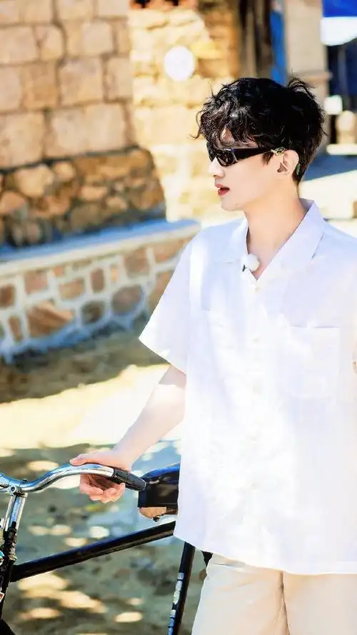 白敬亭可爱小卷毛