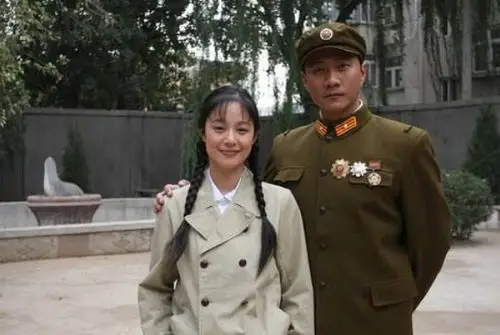 原创胡军一家四口同框,康康越长越像爸爸,19岁九儿身高瞩目