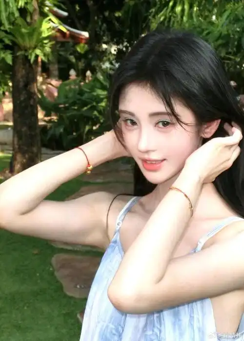 鞠婧祎薄荷曼波风写真,氧气感拉满,不愧是古希腊掌管氧气感的神