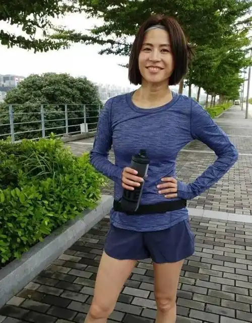 她是张卫健前女友,2次拒嫁豪门,49岁仍单身被嘲,却自称不后悔