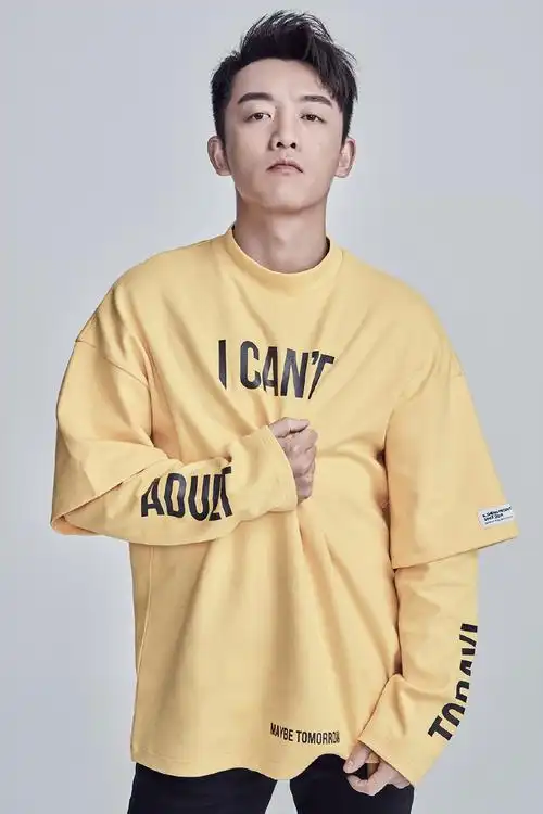 轮廓分明的脸庞,轻松驾驭多变造型