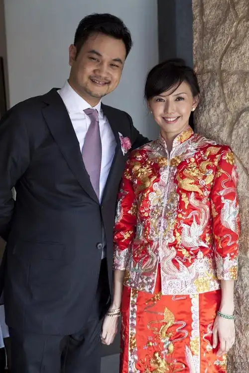 有著「亚洲性感女神」之称的钟丽缇和张伦硕的婚纱照也利用了中式