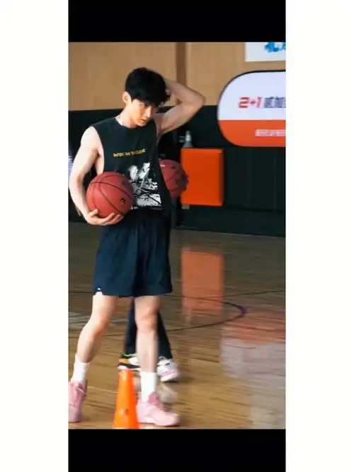 打篮球好迷人～慢动作各种回放截图哈哈,新壁纸get#白敬亭 #运动