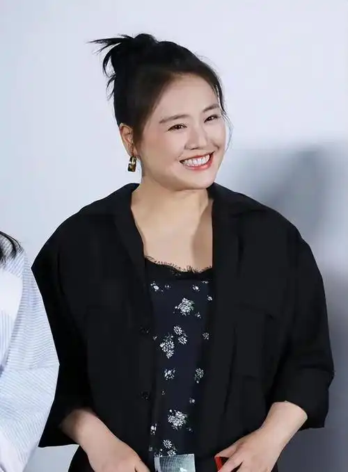 恋爱了就是不一样马思纯亮相满脸幸福文艺范打扮却臃肿