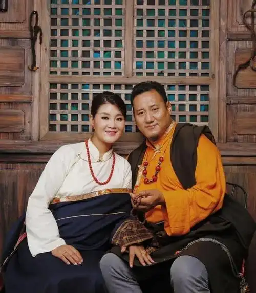 降央卓玛嫁导演丁珍曲扎婚后连生三胎一家五口其乐融融
