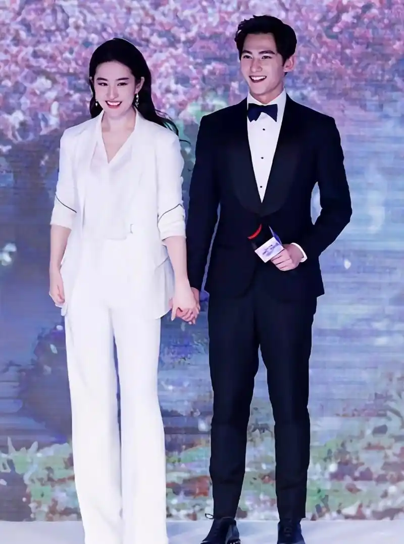 杨洋和刘亦菲共同出席宝格丽活动现场,两人同框拥抱热情打招呼,参加同