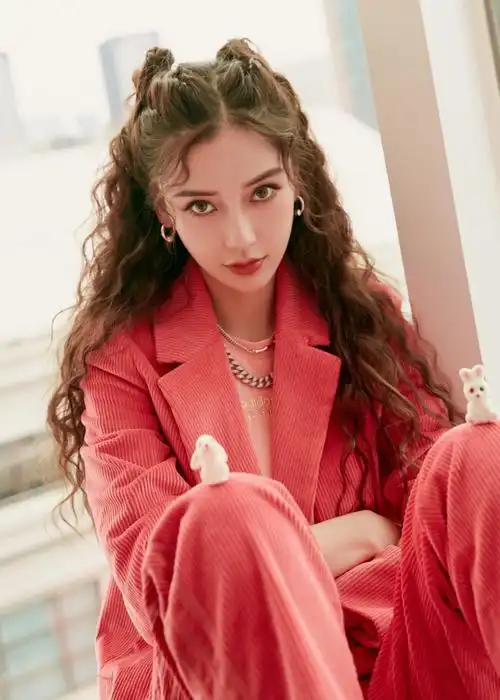 angelababy坐在靠坐阳台上很呆萌. angelababy弯曲双腿现姣好身材.