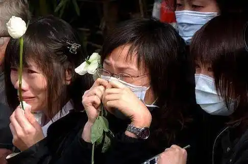 实拍梅艳芳葬礼:刘德华等抬棺,赵文卓送的花篮上八个字引人注目