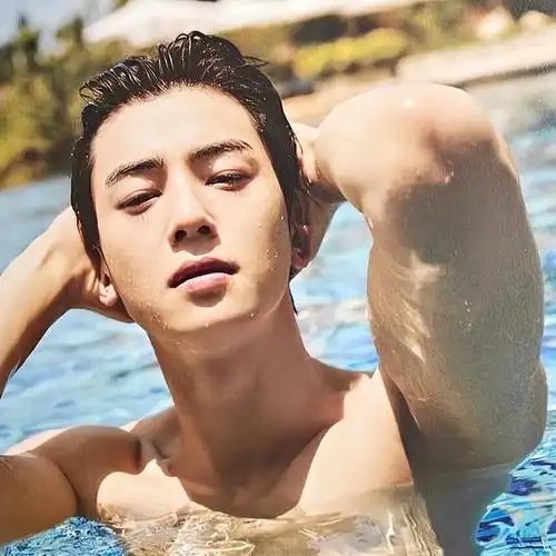 车银优上裸湿身炸胸肌 二头肌!6年前后对比图疯传,这幕3男神合体