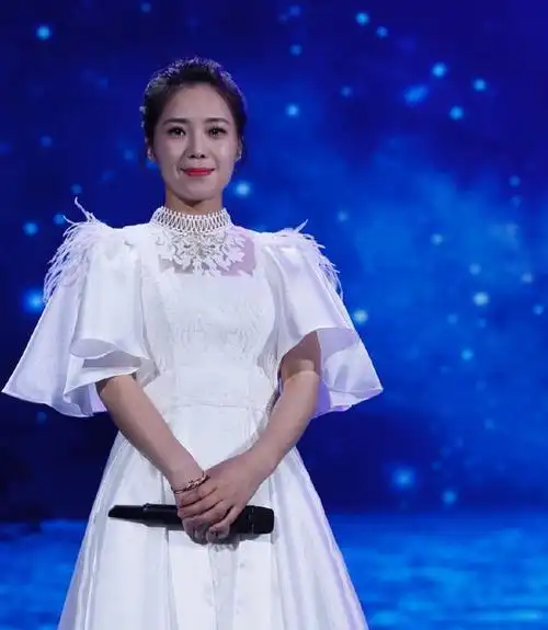 云朵与刀郎的"父女情",合作17年零绯闻,让多少歌手羡慕不已?