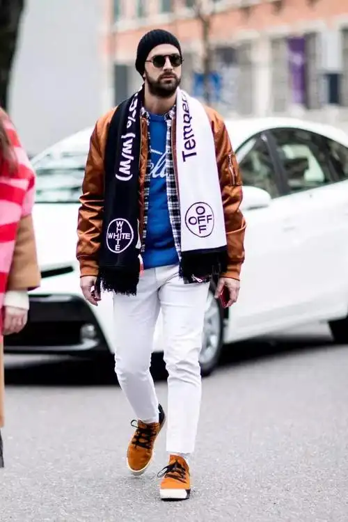 男生白色长裤怎么搭配衣服好看,男生白色裤子配什么颜色的衣服好看