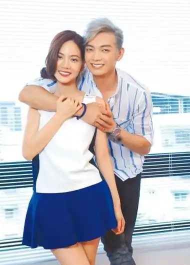 现在曾之乔已经是辰亦儒的老婆了,炎亚纶也给他们送上了结婚的祝福.