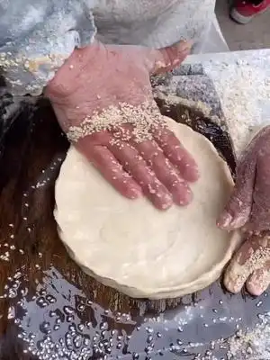 泥窝烧饼,又叫鸡窝炉烧饼,去开封一代的地方特色小吃.