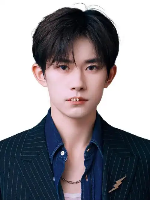 易烊千玺证件照