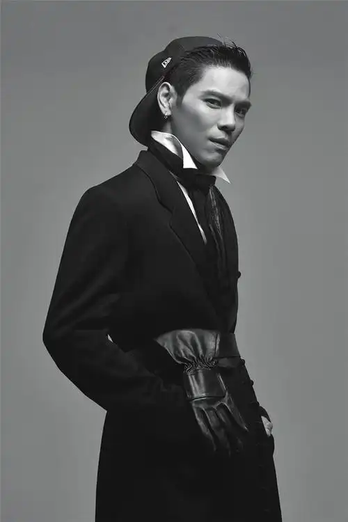 向佐最新时装写真曝光 优雅复古演绎异域风情