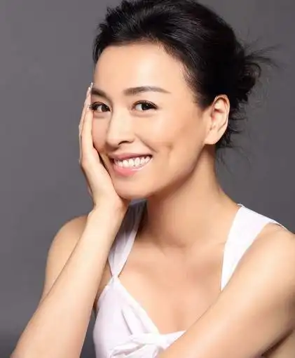 51岁张庭体重仅82斤,颜值身材同时在线,和丈夫合影像"父女"