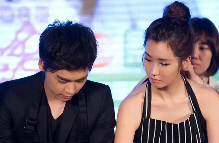 李易峰和不同女星的合照,最后一张有亮点!