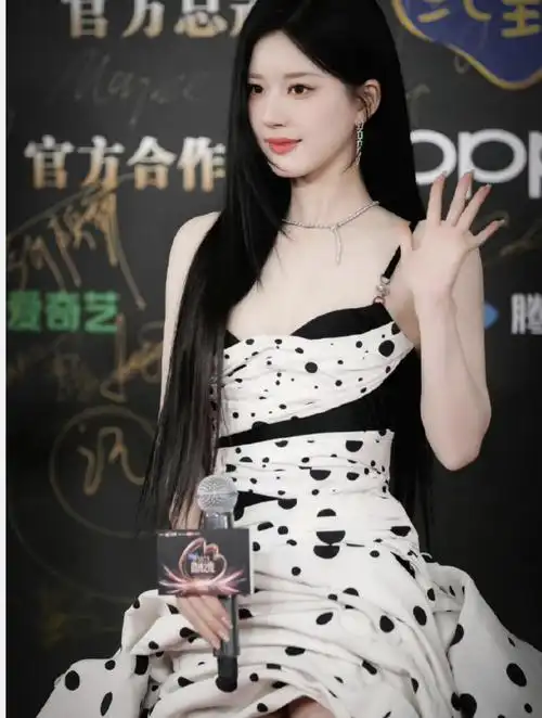 广州这一夜穿着性感的孟佳再次给内娱女星好好上了一课