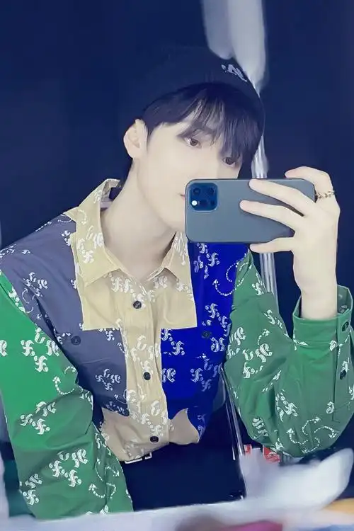 严浩翔开工晒对镜自拍