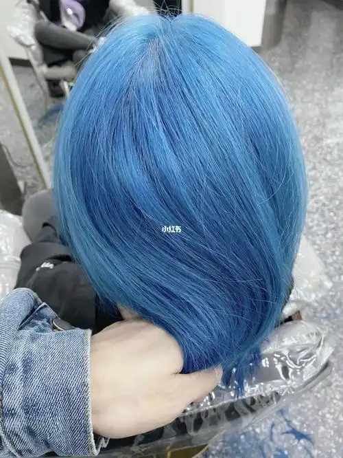 冰蓝色给你不一样的温柔_发色_冰蓝色_接头发_染发_显白_3am hair