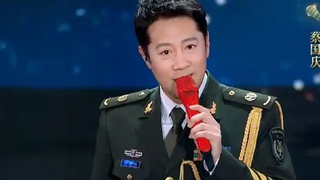 蔡国庆穿军装帅爆了一曲十五的月亮听着听着哭了感动全场