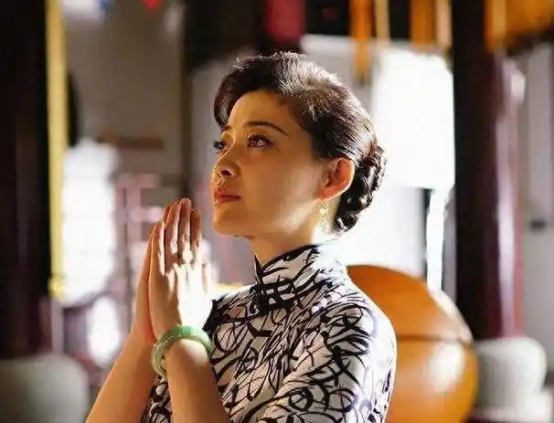 穿旗袍的梅婷太可爱了,造型传统又大气,两位王牌真像妈妈啊!