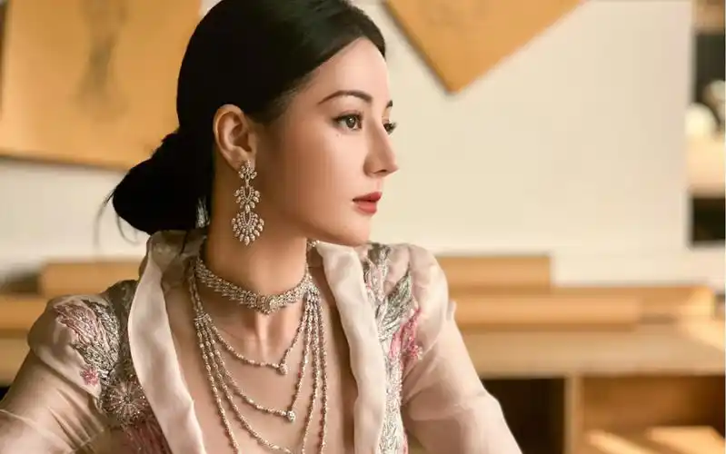 迪丽热巴[超话]# 7315透过镜头采撷灵感瞬间,小迪@dear-迪丽热巴