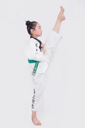 整洁的跆拳道道服,按照要求系好道带,光脚或穿着道鞋后进入训练场地