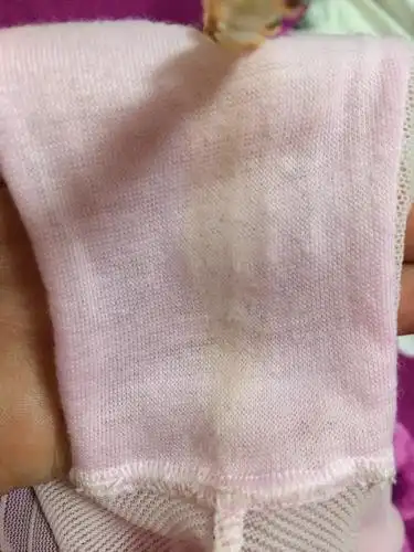 内裤上有东西,白带有点稠,无易味,请问什么原因