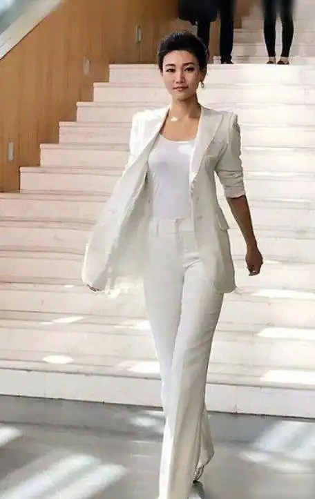 央视主持人李梓萌44岁曝光择偶要求网友热议这要求也太低了