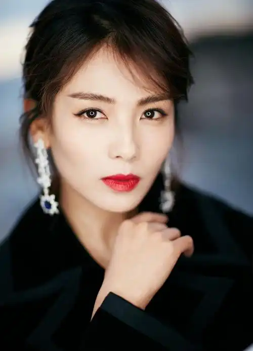 刘涛身着黑色丝绒风衣端庄优雅却不失性感干练.