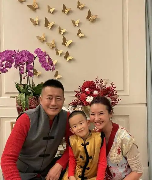 高曙光晒老婆美照!小16岁娇妻穿黑衣红发真时髦,颜值不输江珊