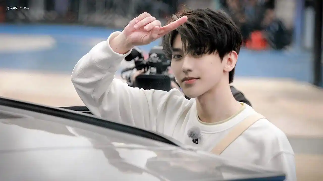 蔡徐坤壁纸:春风再美也比不上你的笑,没见过你的人不会明了