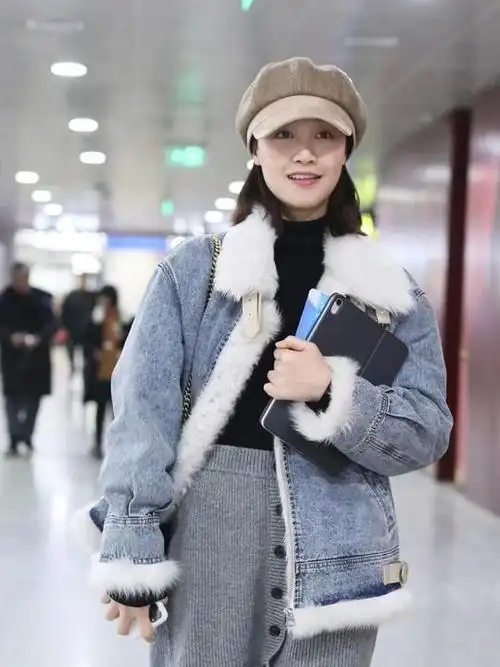 蓝盈莹走机场真高调,皮草内搭豹纹高领,硬把自己穿成"女土豪"
