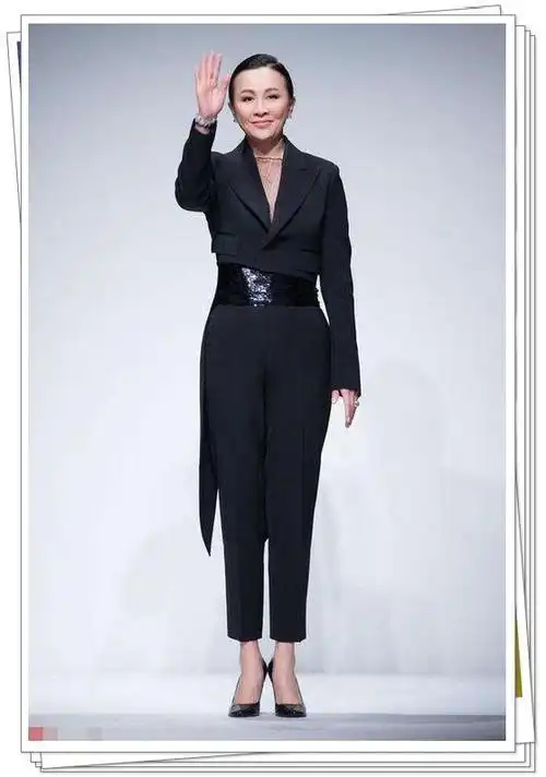 刘嘉玲一袭吊带裙出席活动,美到窒息,简直让广大网友叹为观止了