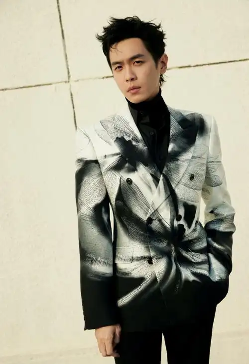 张若昀超话#微博视界大会#青墨微寂染成一色,暗自抬眸遣来清欢.