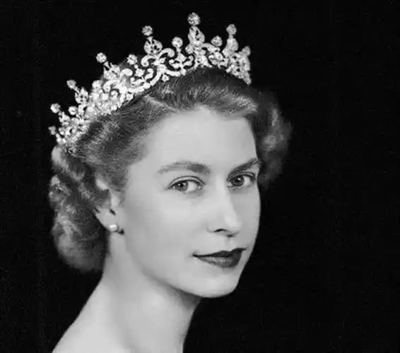 老照片里,拥有绝世容颜的英国伊丽莎白女王,人生经历堪称完美!