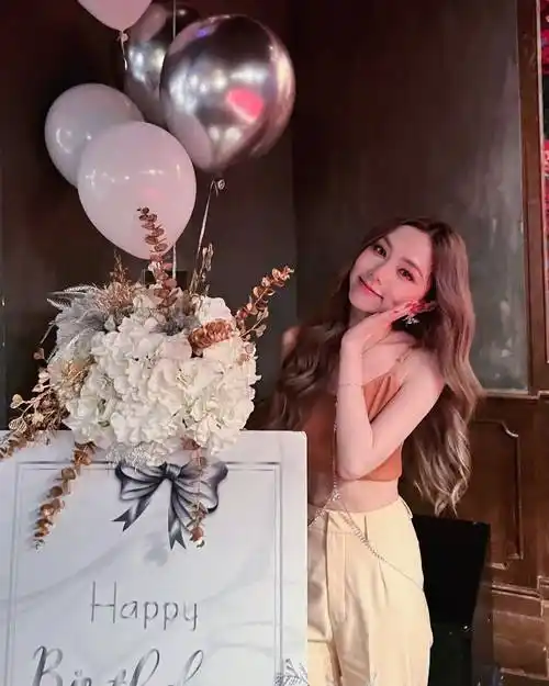 邓紫棋迎31岁生日,晒男友视角照笑得超开心,穿着清凉大秀小蛮腰_网友