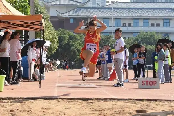 校运会跳远怎么跳