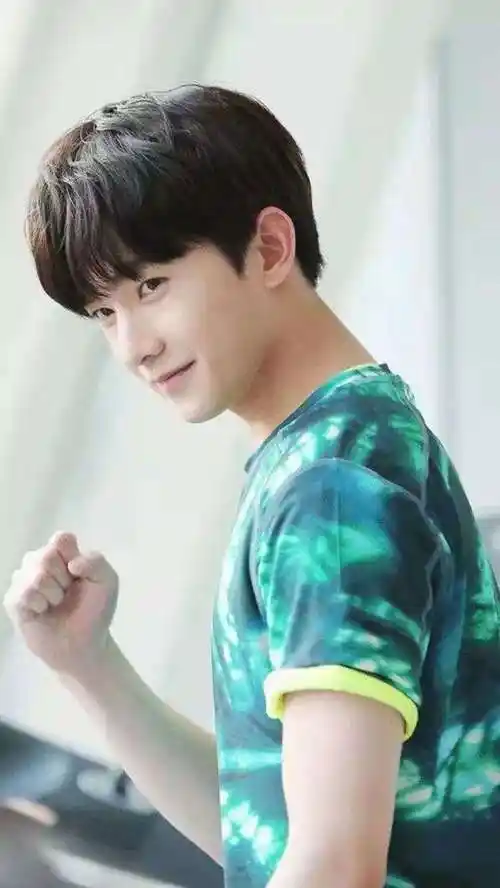 杨洋的全家照片(杨洋全家个人资料简介)