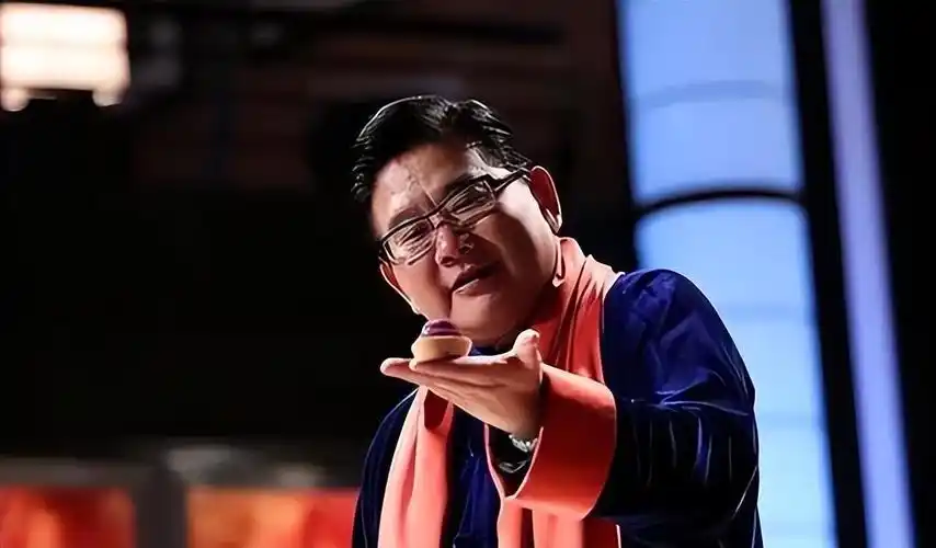 "曹可凡看着好像挺普通,但其实他的家世非常的显赫,现在的太湖之滨