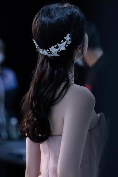 刘亦菲的身材终于让网友闭嘴了,回国后首营业,头戴千万皇冠真壕