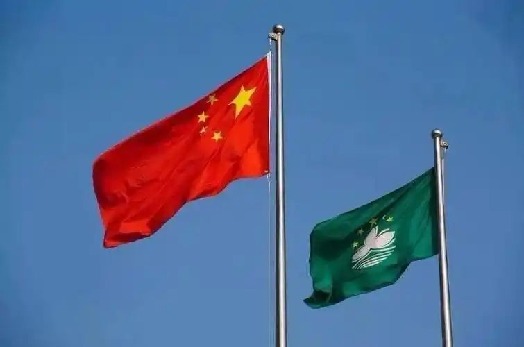 庄严奏响 鲜艳的五星红旗 在翠绿的澳门特别 行政区区旗的陪伴下