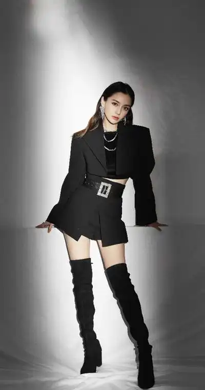 baby冬穿夏衣好任性身材苗条细腰吸睛不演戏这颜值真可以