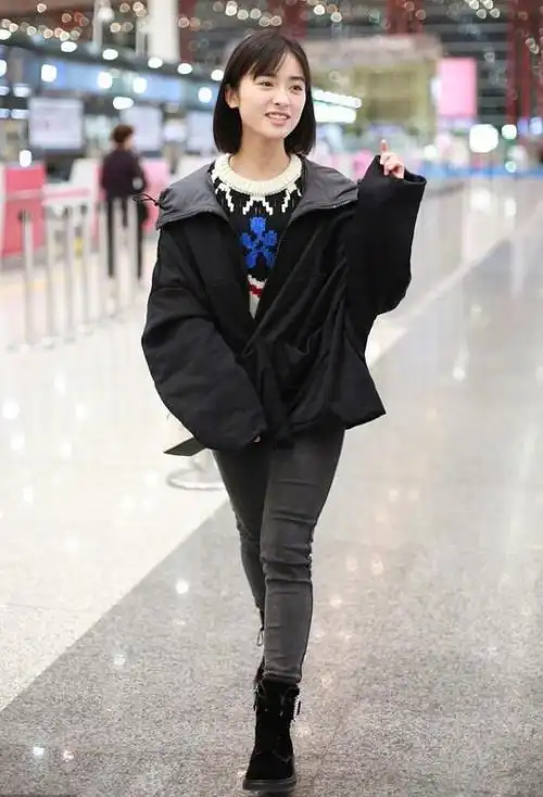 沈月的时的体重并不胖,但是她的身材骨架非常大,所以在镜头上就特别的