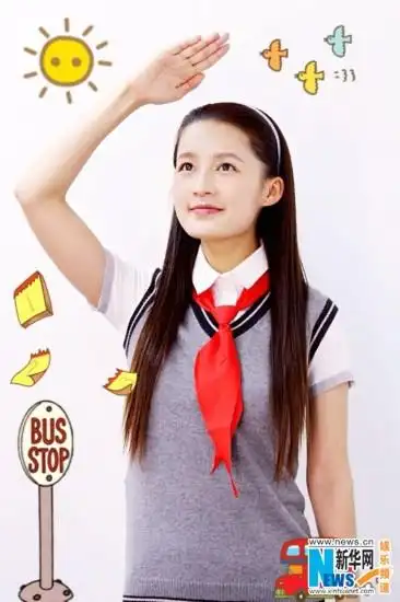 李沁清纯校服庆六一 嘟嘴卖萌童趣十足