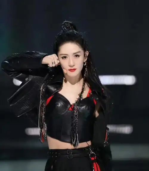 谢娜再回《快本》舞台录节目,她一个举动让粉丝破防_腾讯新闻