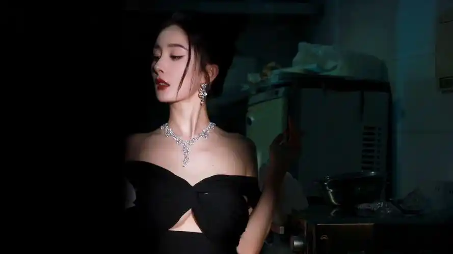 杨幂出席微博之夜造型花絮来啦,黑色礼服长裙搭配白色泡泡袖,红唇亮眼