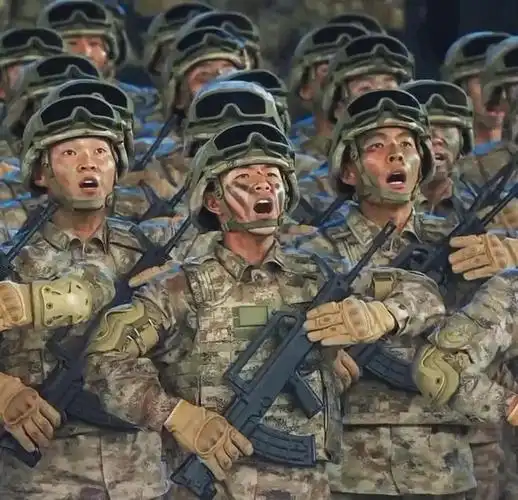 星空迷彩最炫的亮相共同演绎《强军战歌》和部分现役武器装备组成方阵