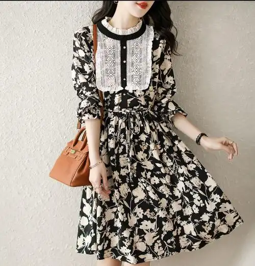 碎花连衣裙女装2022春季新款时尚气质宽松蕾丝边拼接收腰裙子欧货